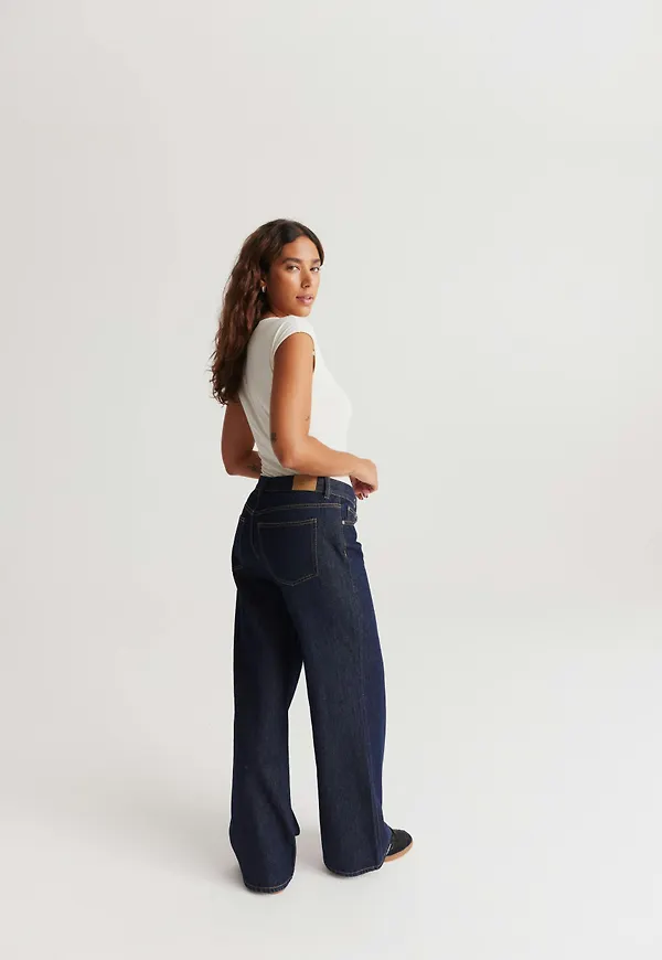 Low wide jeans