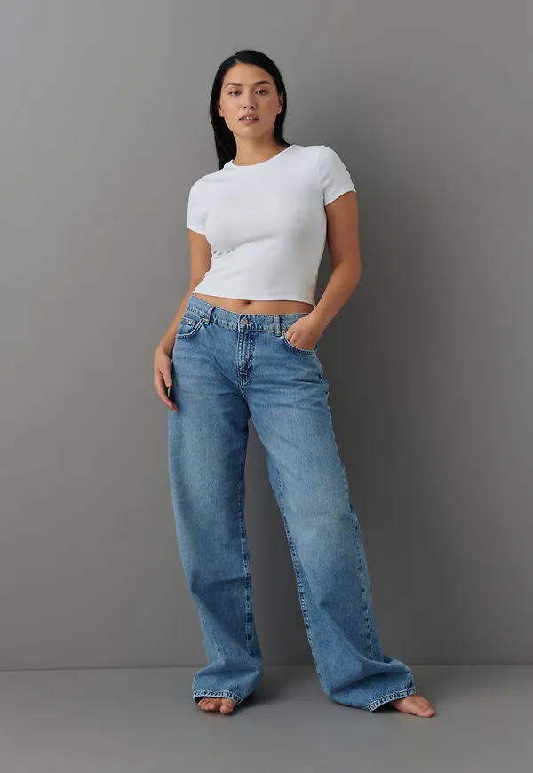Low wide jeans