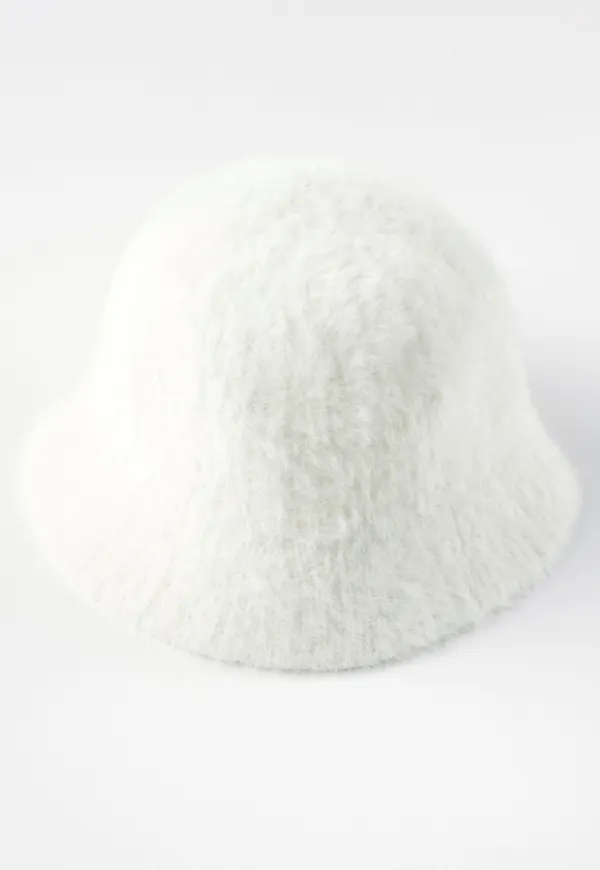 Lurvig stickad mössa