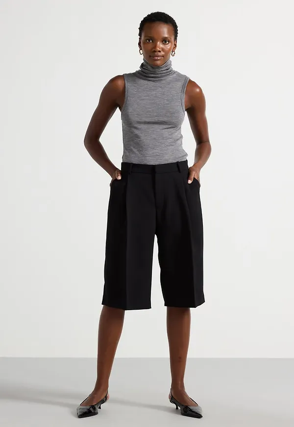 Långa shorts med pressveck