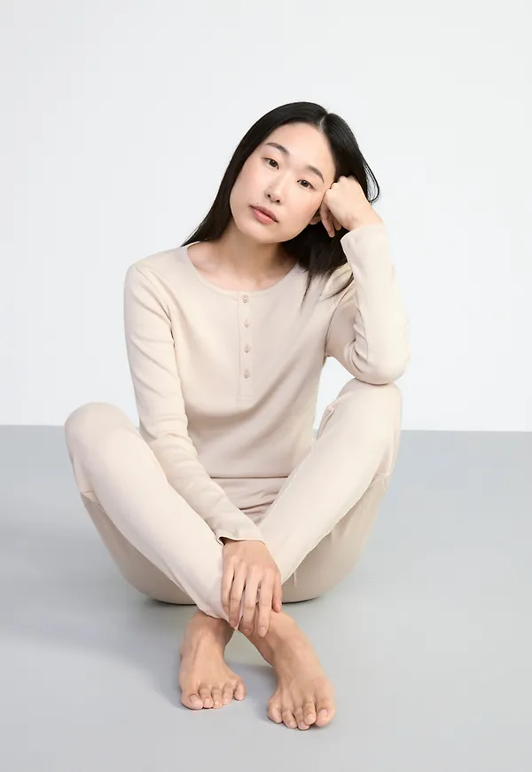Långärmad ribbad pyjamastopp