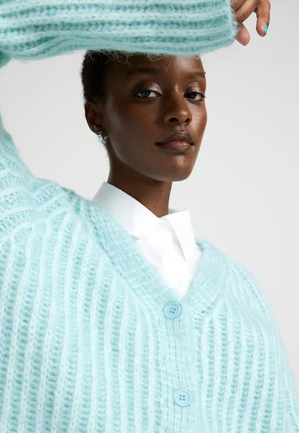 Löst stickad cardigan