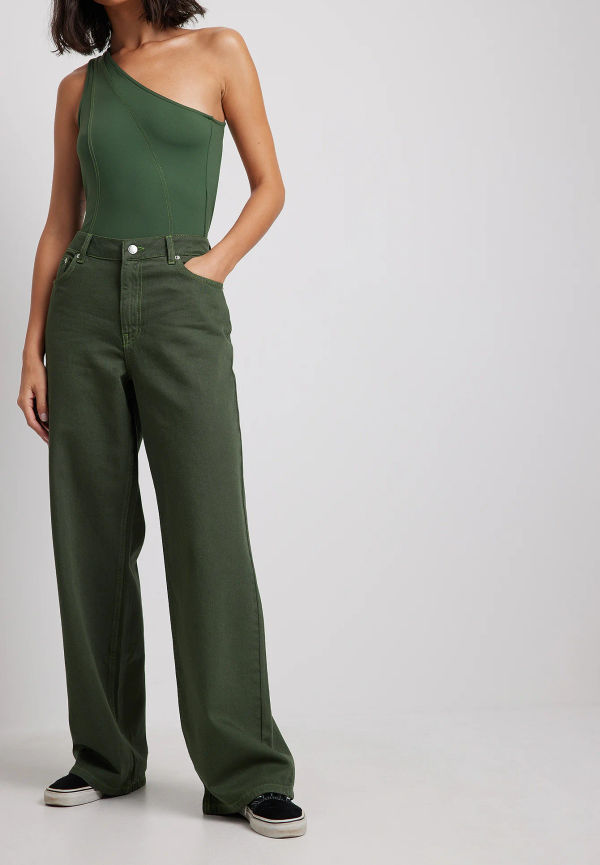 Maddie Demaine x NA-KD Denim med vida ben och mellanhög midja - Green
