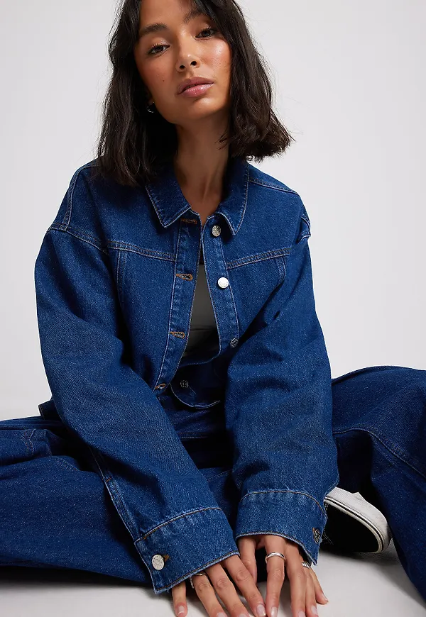 Maddie Demaine x NA-KD Denimjacka med konstrastsöm - Blue