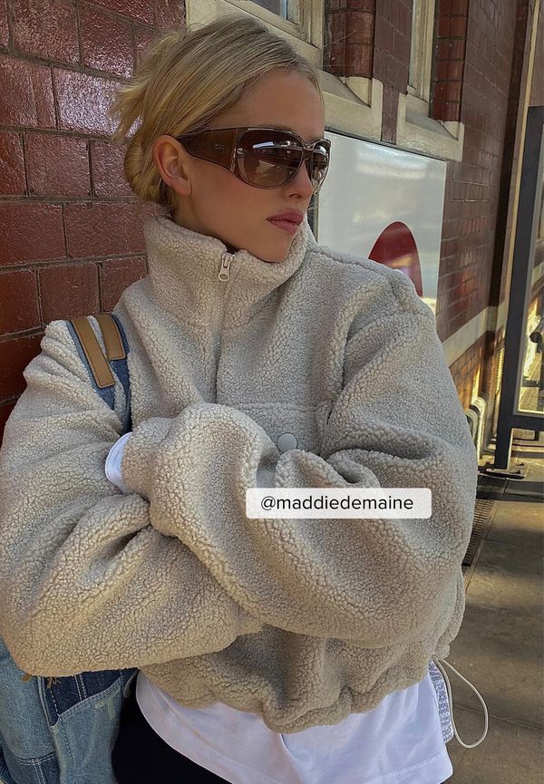 Maddie Demaine x NA-KD Tröja i pile med framficka - Beige