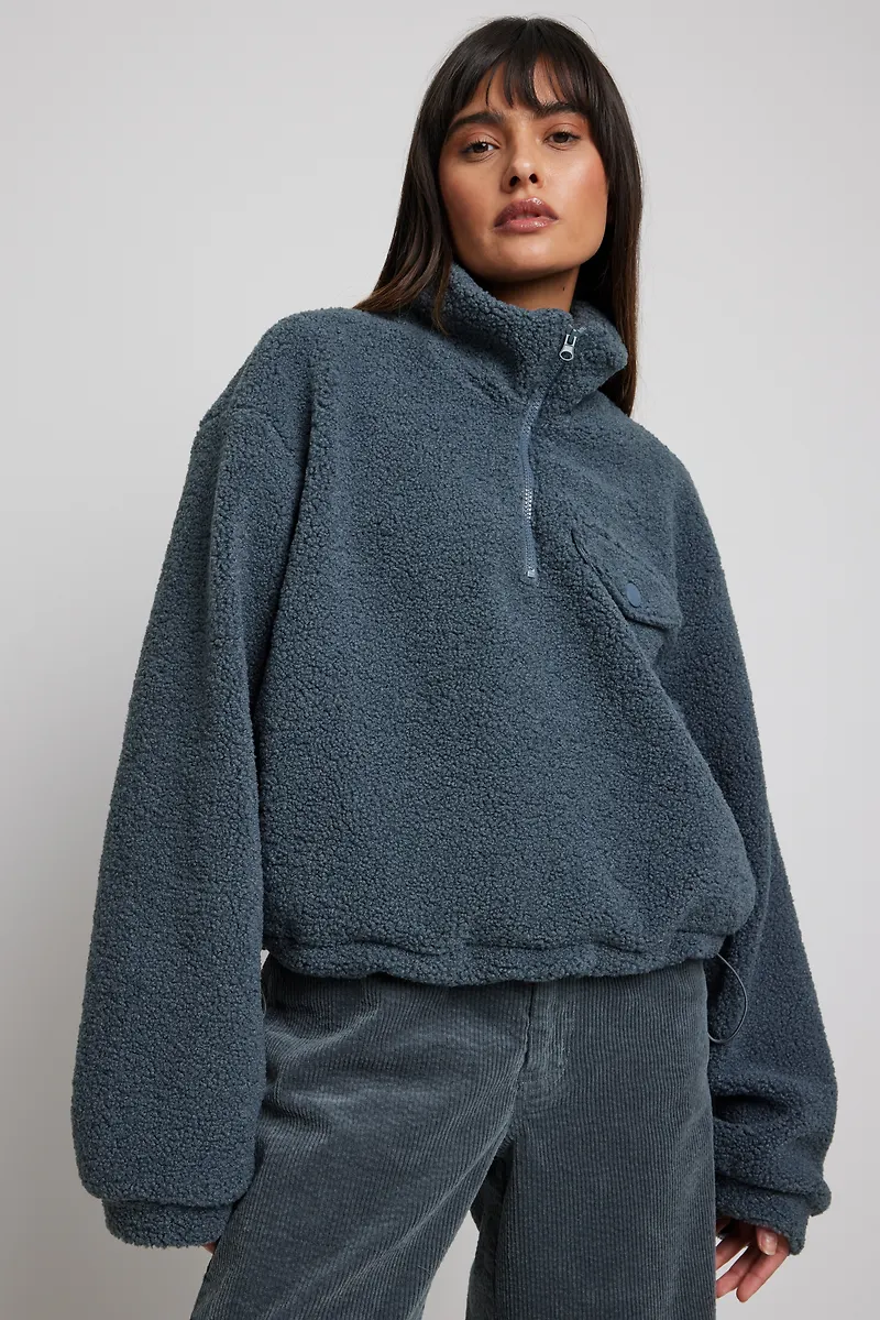 Maddie Demaine x NA-KD Tröja i pile med framficka - Grey