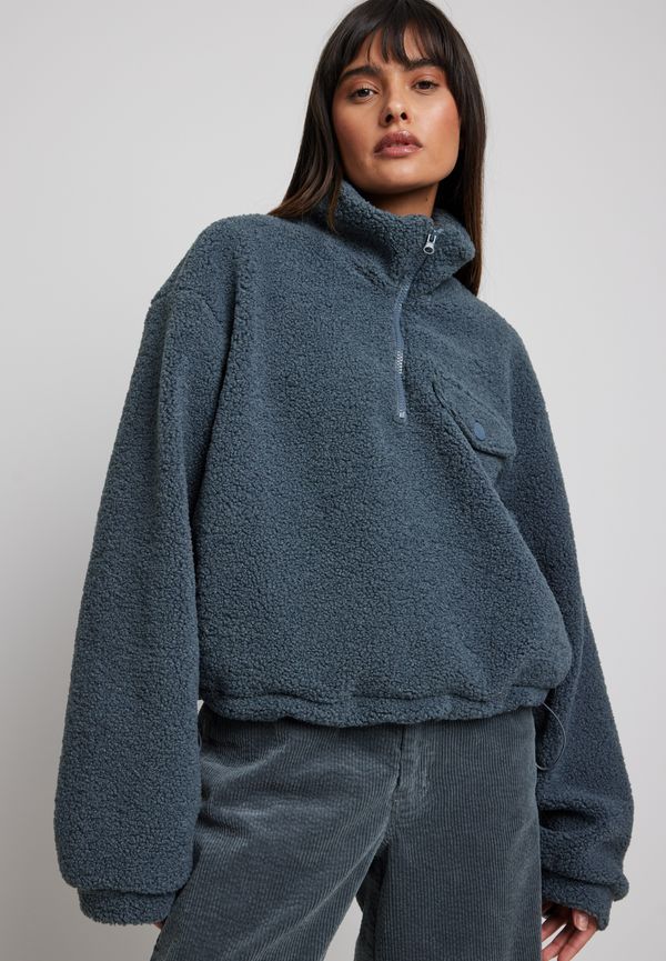 Maddie Demaine x NA-KD Tröja i pile med framficka - Grey