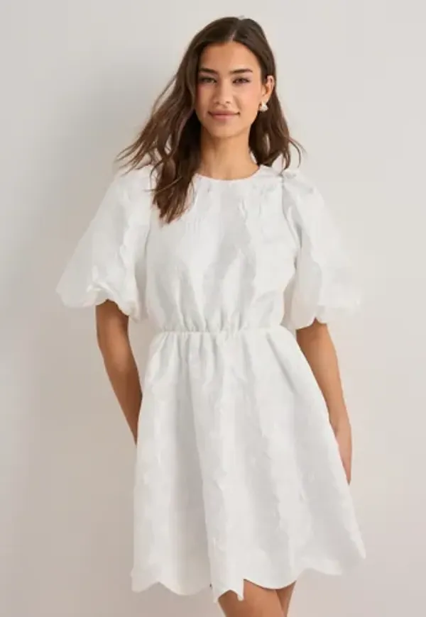 Malina - Vit - Elina scallop detail mini dress