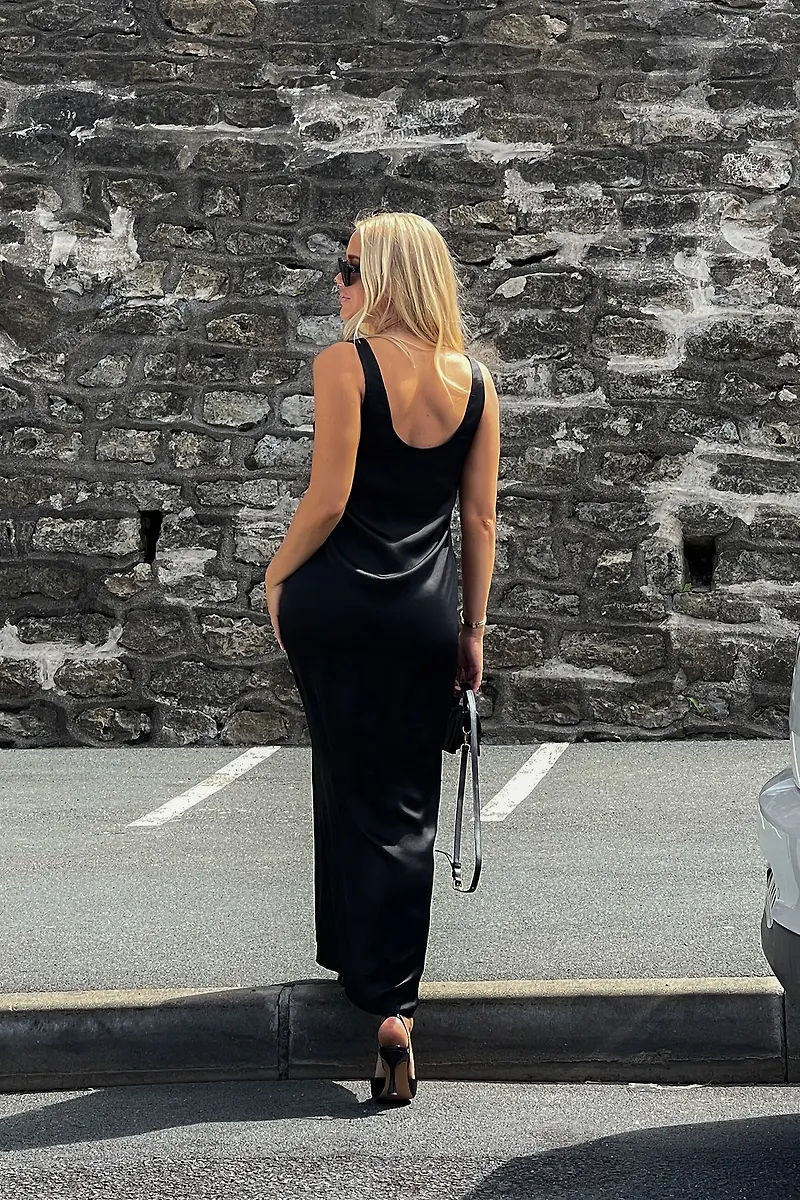 Moa Mattsson x NA-KD Rak Maxiklänning i satin - Black