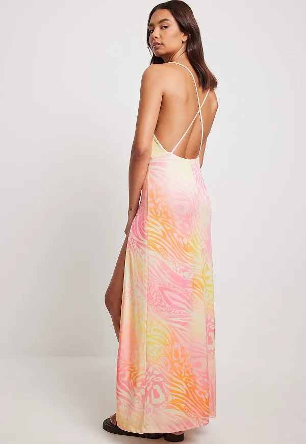Molly Rustas x NA-KD Maxidress med hög slits - Multicolor