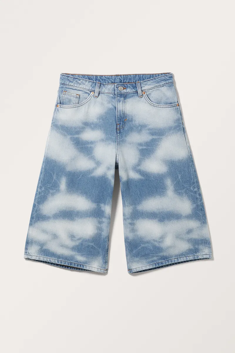 Monki Låga Lediga Jeansshorts Blå/batikmönstrad i storlek W 28