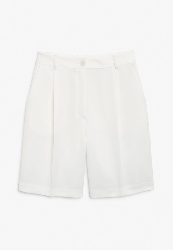 Monki Satin Tailored Shorts White Light i storlek 44 och färg Vit