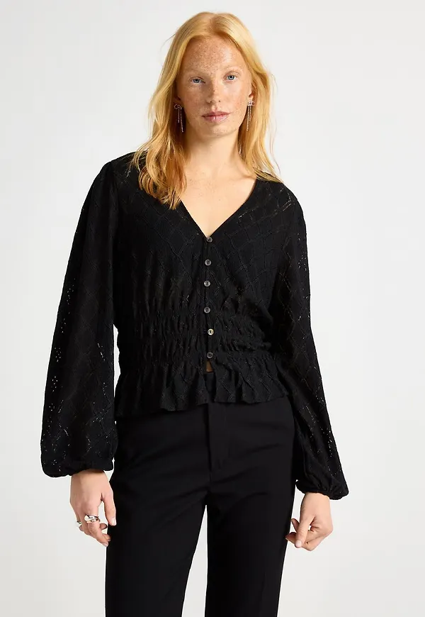 Mönsterstickad blus
