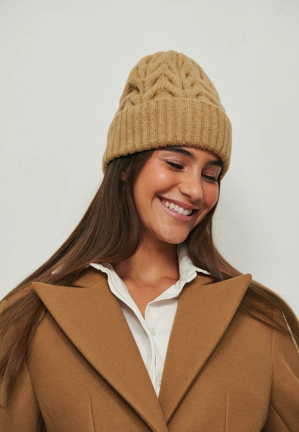 NA-KD Accessories Återvunnen kabelstickad beanie - Beige