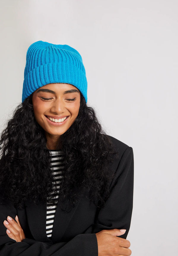 NA-KD Accessories Återvunnen stickad basbeanie - Blue