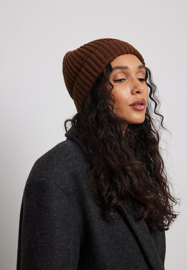 NA-KD Accessories Återvunnen stickad basbeanie - Brown