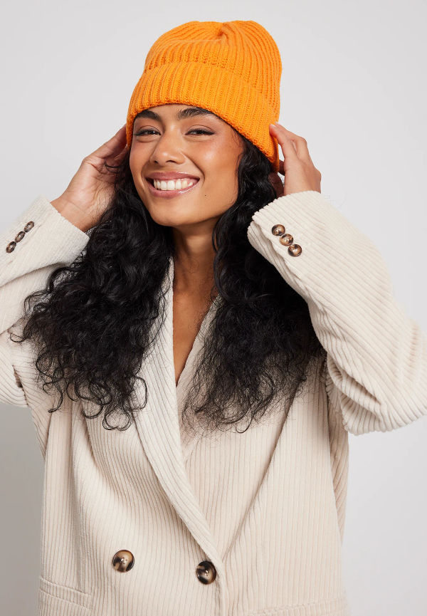NA-KD Accessories Återvunnen stickad basbeanie - Orange