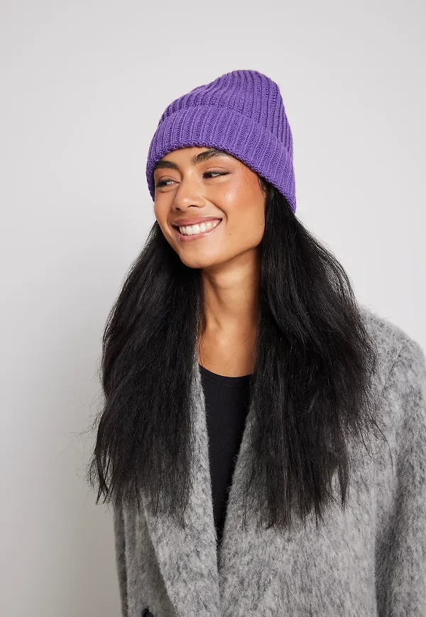 NA-KD Accessories Återvunnen stickad basbeanie - Purple