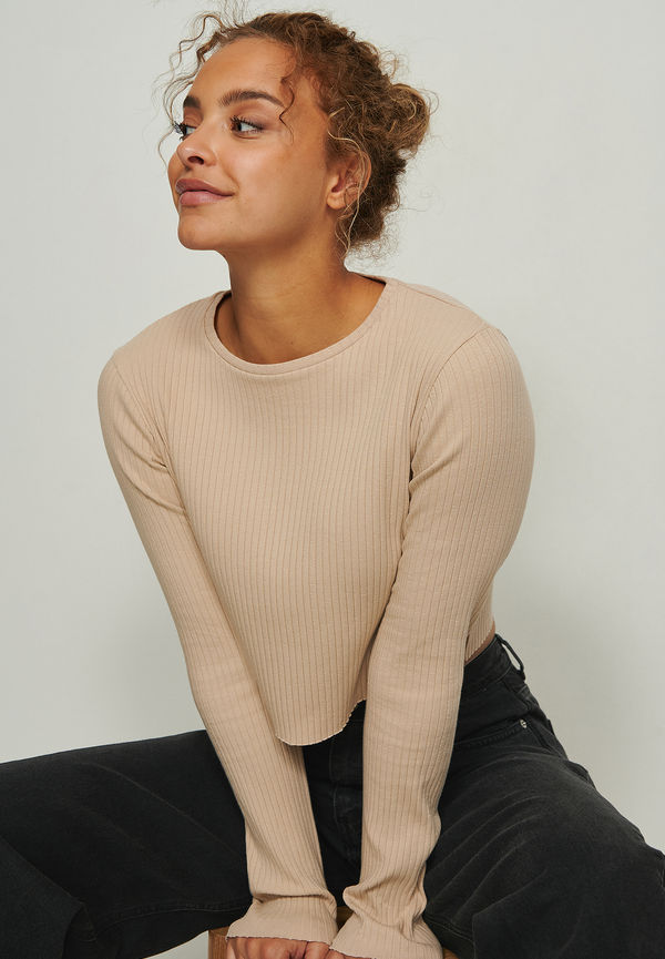 NA-KD Basic Ekologisk oversize ribbad långärmad croppad topp - Beige