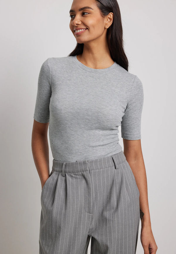 NA-KD Basic Ribbad topp med rund halsringning - Grey