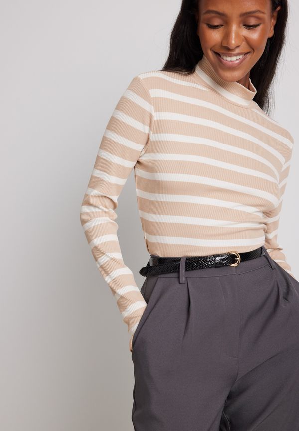 NA-KD Basic Ribbstickad randig halvpolo med långa ärmar - Stripe