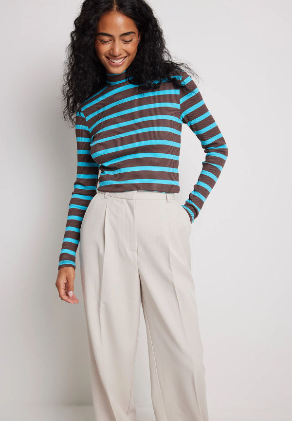 NA-KD Basic Ribbstickad randig halvpolo med långa ärmar - Stripe