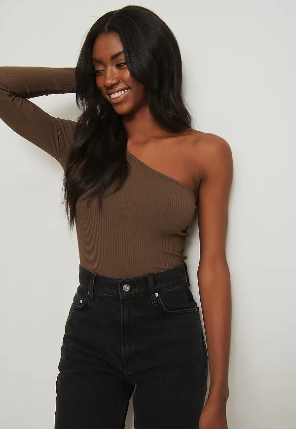 NA-KD Basic Topp med en axel - Brown