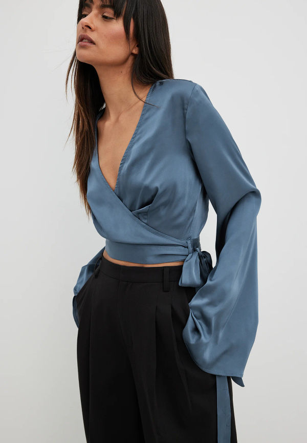 NA-KD Blus i satin med omslag fram och trumpetärmar - Blue