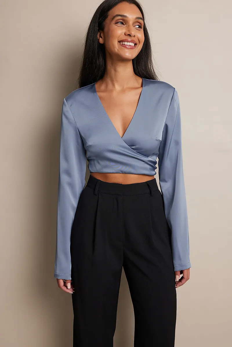 NA-KD Blus i satin med V-hals och knytning fram - Blue