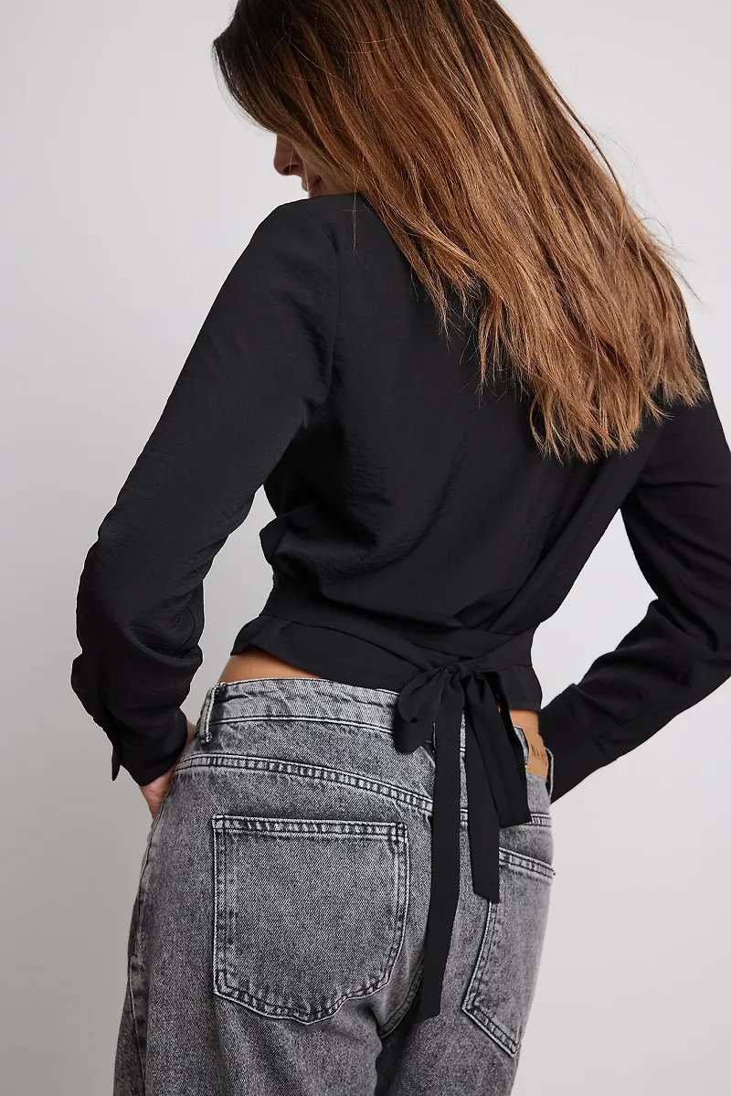 NA-KD Blus med knytning fram - Black