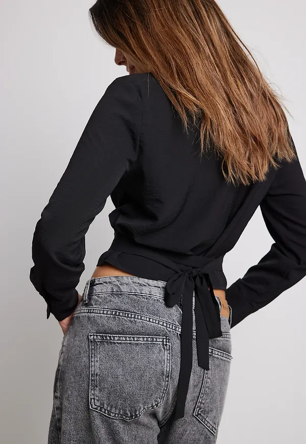NA-KD Blus med knytning fram - Black