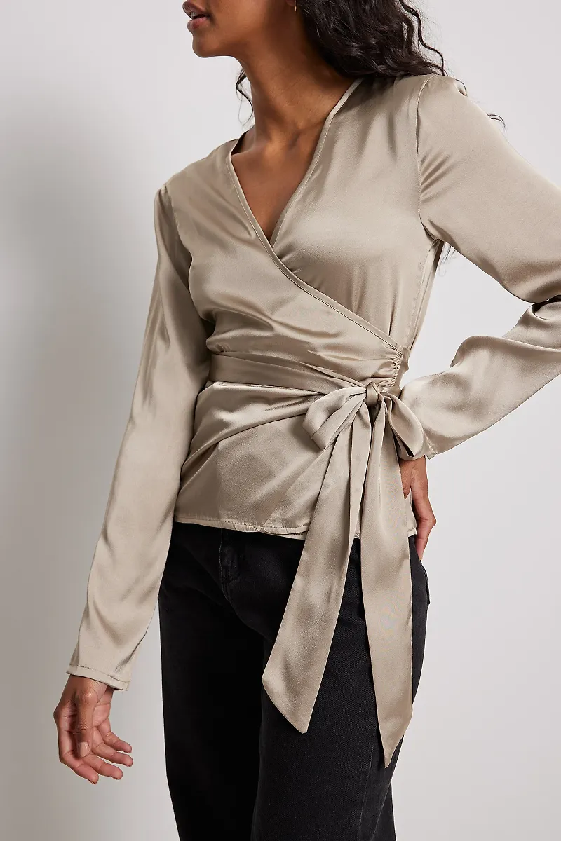 NA-KD Blus med omlott fram - Beige