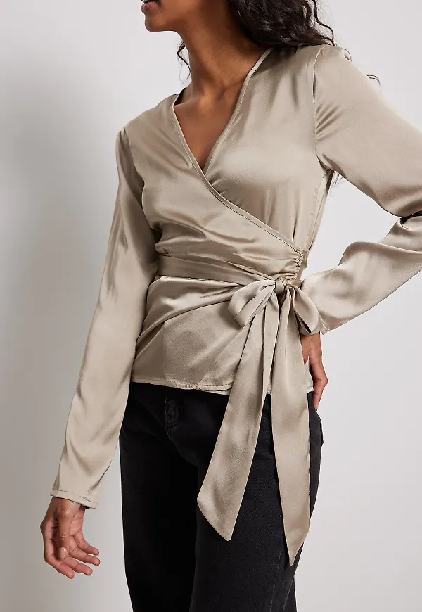 NA-KD Blus med omlott fram - Beige