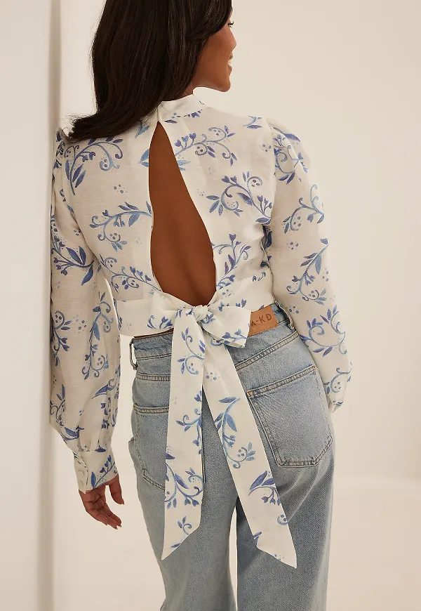 NA-KD Blus med öppen rygg - Flower