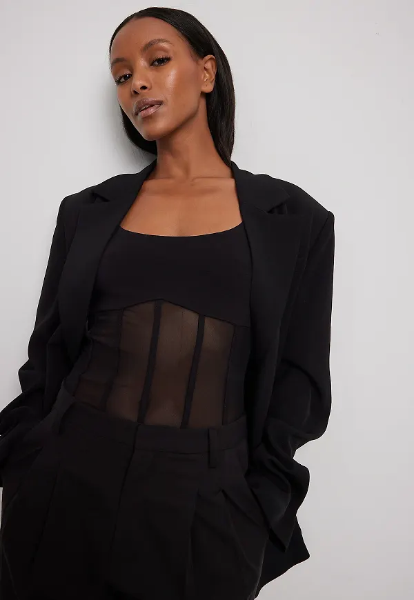 NA-KD Body med en korsettdetalj i mesh - Black