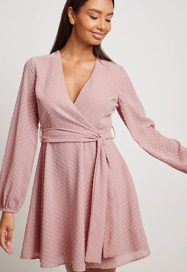NA-KD Boho Dobbyminiklänning med överlapp - Pink