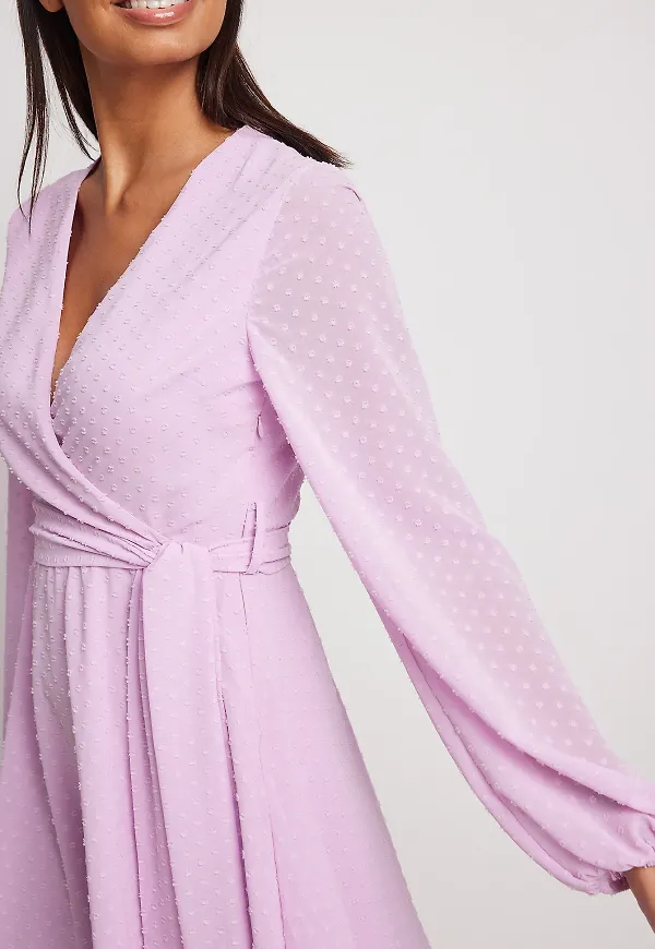 NA-KD Boho Dobbyminiklänning med överlapp - Purple
