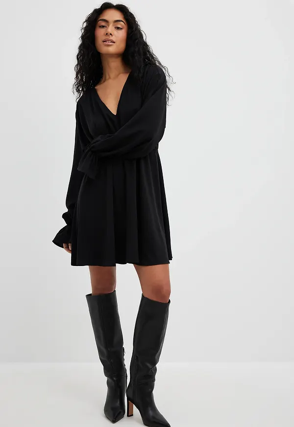 NA-KD Boho Lös långärmad miniklänning - Black