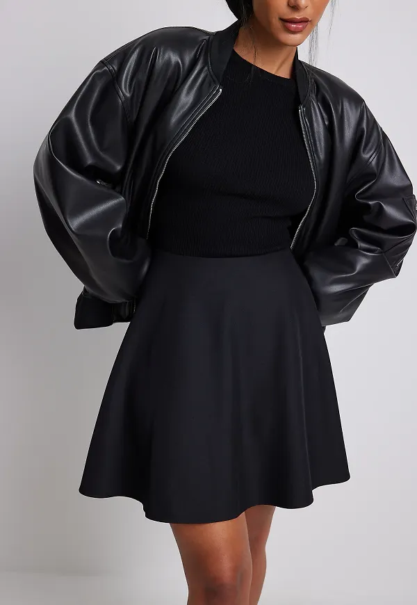 NA-KD Cirkelskuren minikjol - Black