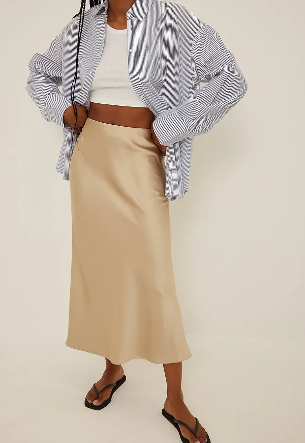 NA-KD Classic Midikjol i satin - Beige
