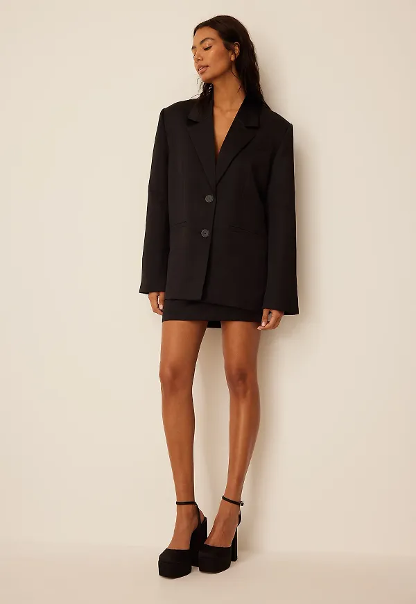 NA-KD Classic Oversized blazer i satin - Black