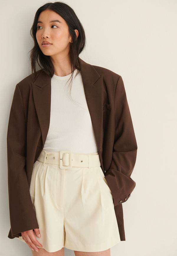 NA-KD Classic Shorts med hög midja och bälte - Beige