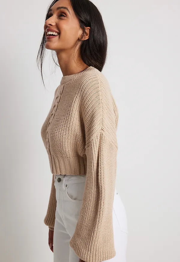 NA-KD Croppad kabelstickad tröja - Beige