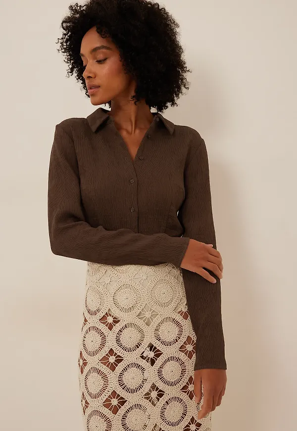 NA-KD Croppad skjorta - Brown