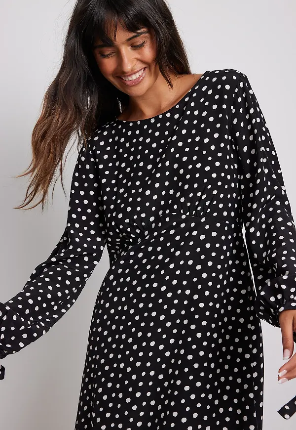 NA-KD Flowy miniklänning med rosettdetalj - Dotted