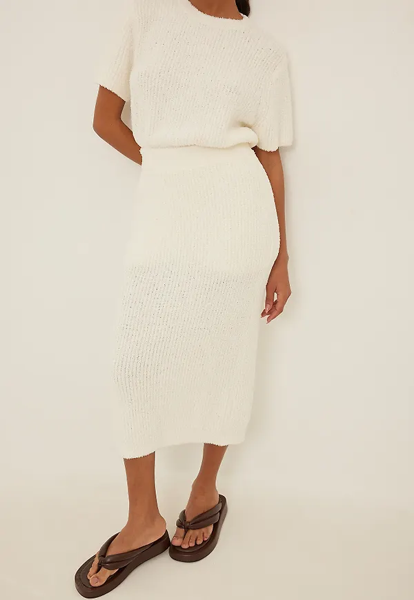 NA-KD Fluffig stickad midikjol - Offwhite
