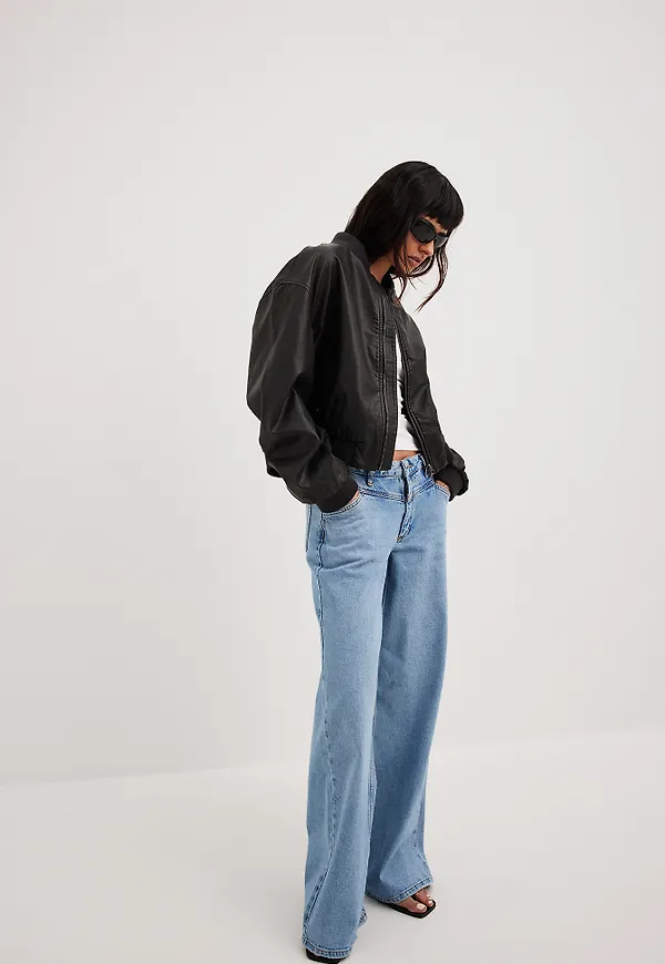 NA-KD Jeans med sömdetaljer, vida ben och låg midja - Blue