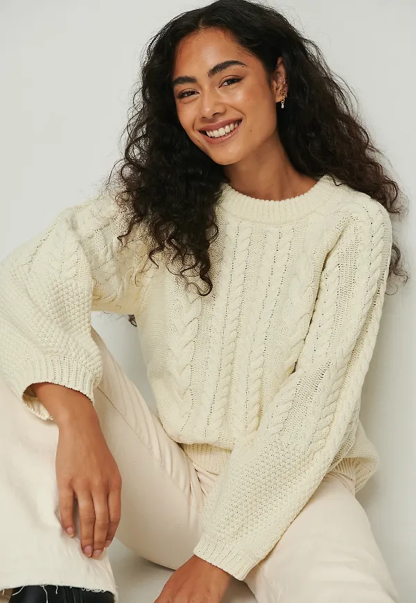 NA-KD Kabelstickad oversizetröja - Offwhite