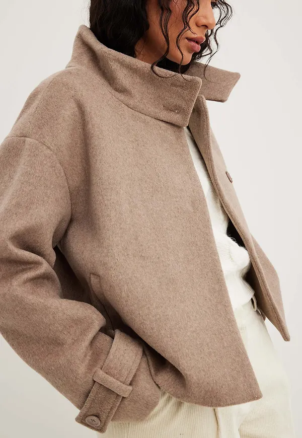 NA-KD Kappa med knappar och hög hals - Beige