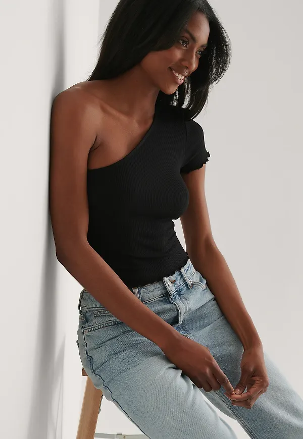 NA-KD Kortärmad offshouldertopp - Black